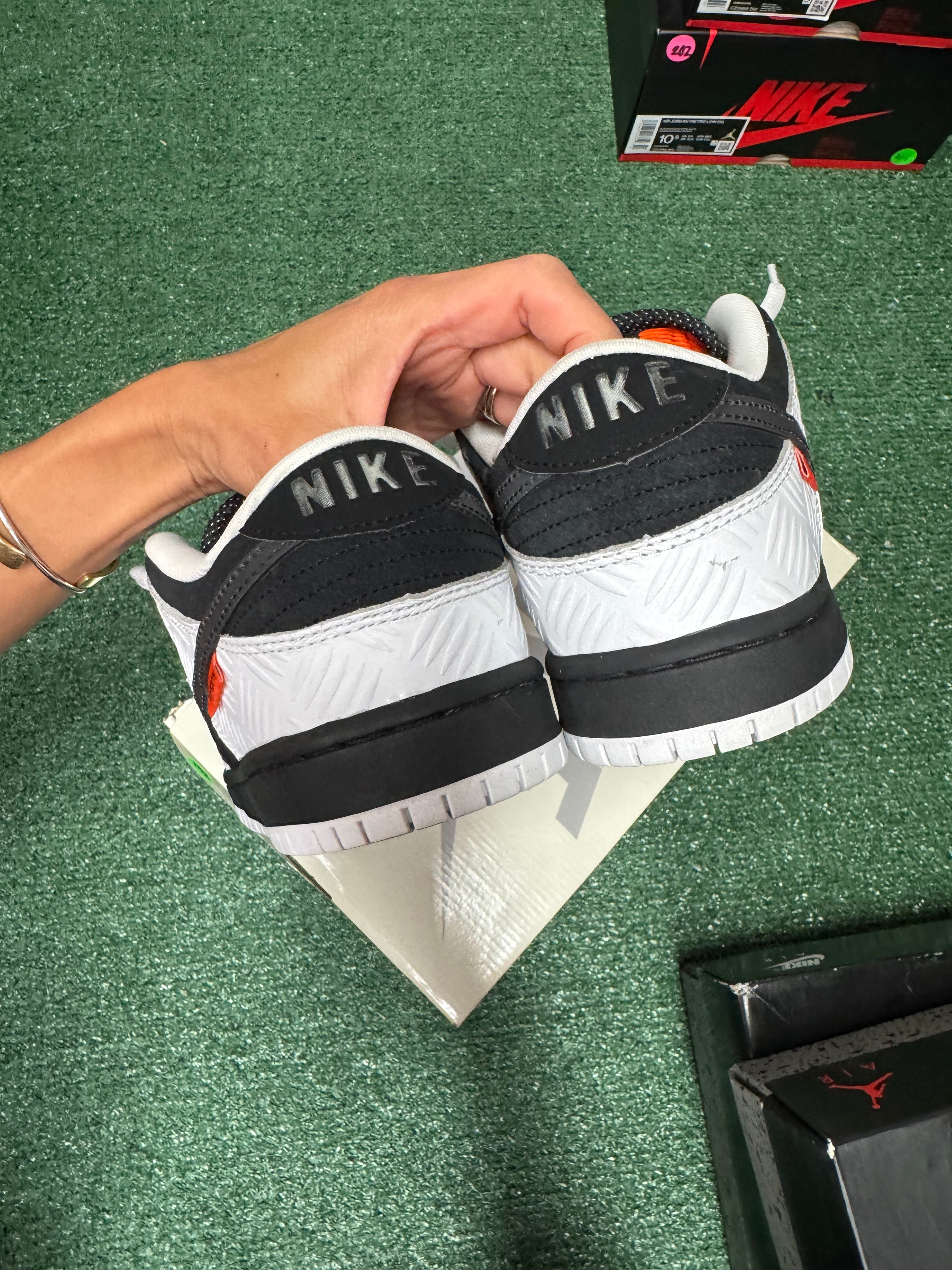 8m- Nike Dunk Low SB Tightbooth