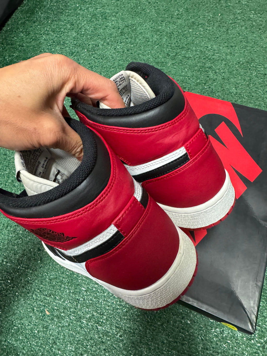 6y- Air Jordan 1 Retro High OG Black Toe