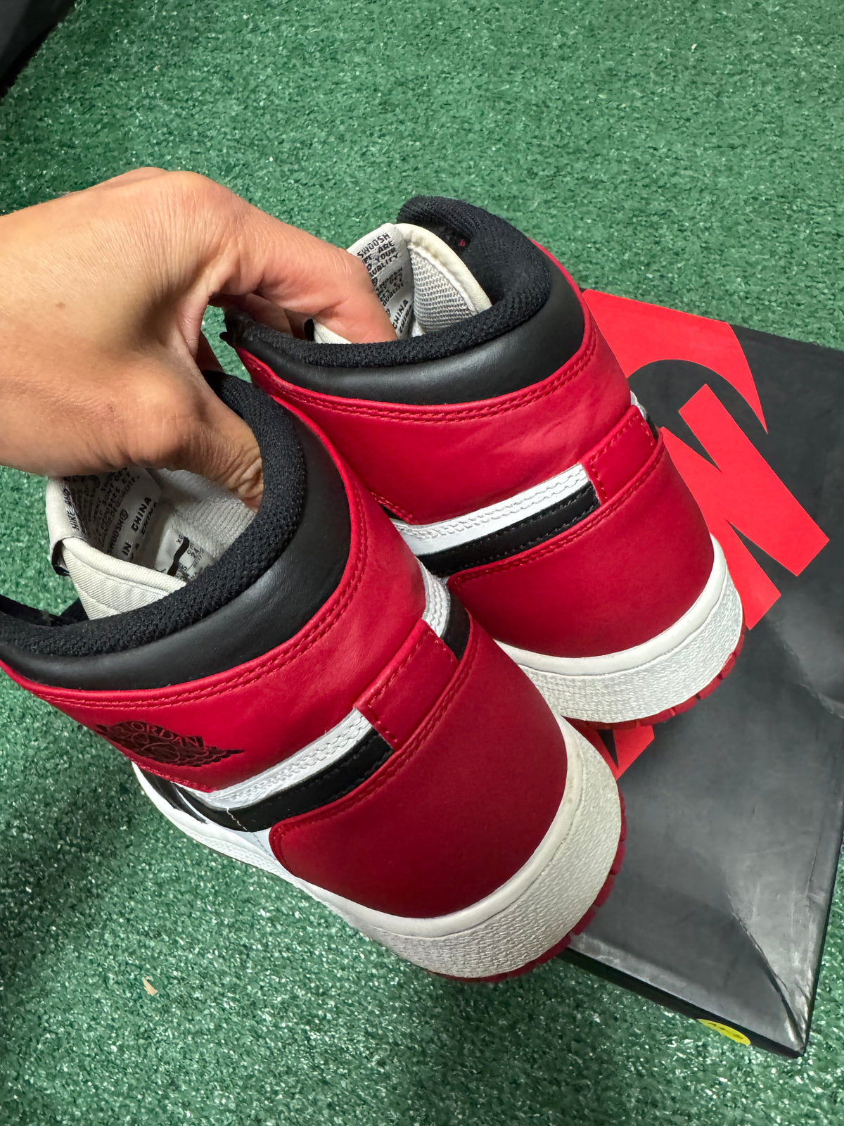 6y- Air Jordan 1 Retro High OG Black Toe