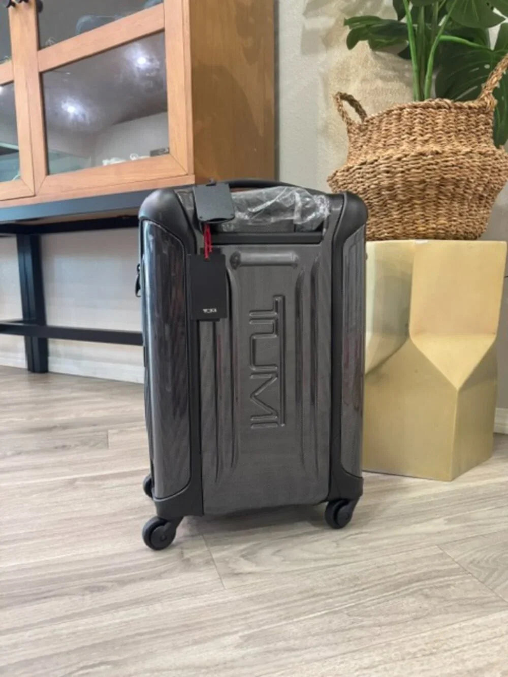 TUMI 22" Vapor Continental Carry On Hardcase Spinner Suitcase- Black