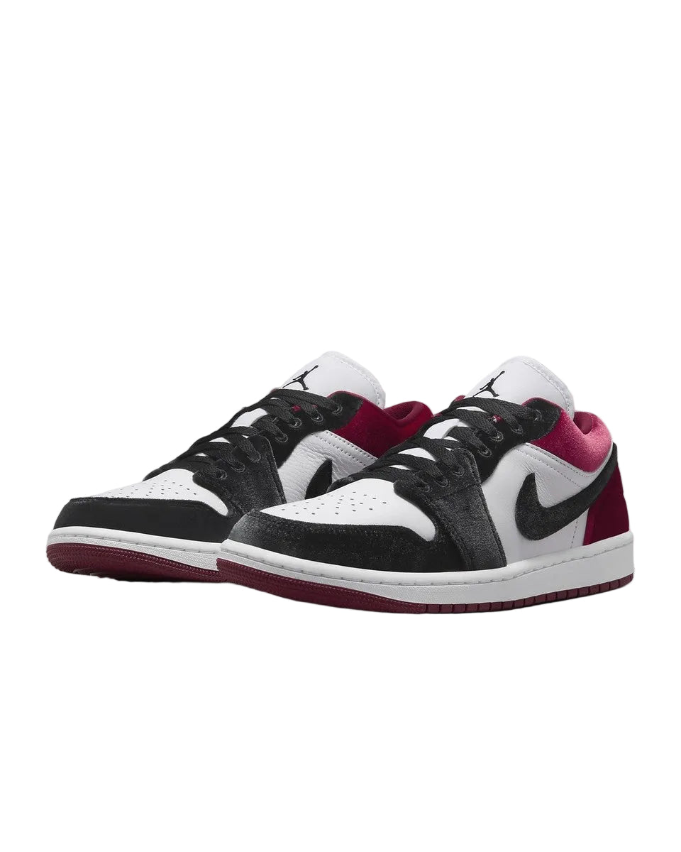 Air Jordan 1 Low Velvet Black Toe *